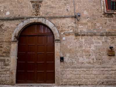 Infine torniamo a percorrere via Santa Maria del Principio, che subito cambia nome in piazza Mercato. Da qui esploriamo le ultime due traverse. La prima � via Marchese di Montrone, in fondo alla quale spunta l'accesso principale al predetto Palazzo marchesale...
